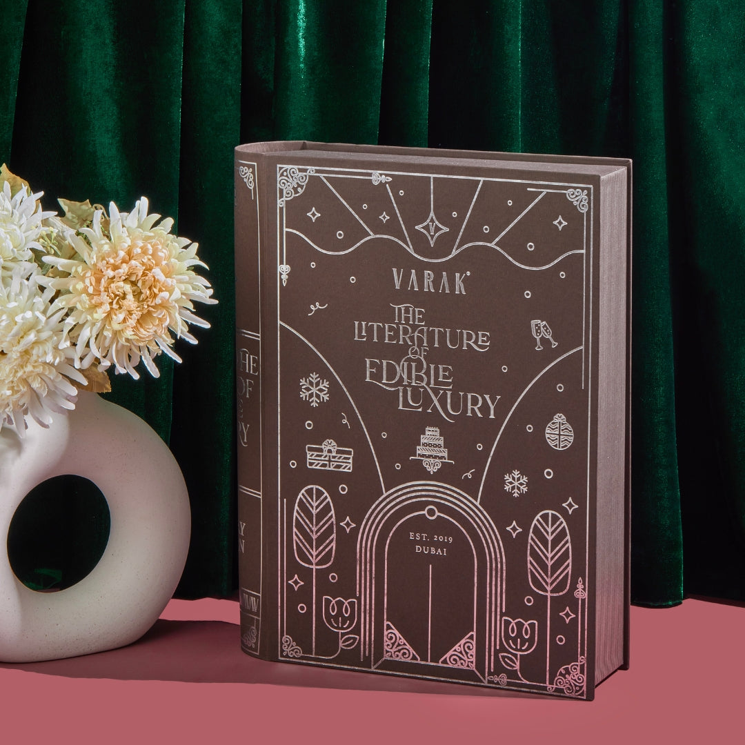 THE HOLLY BOOK WITH SEWING KIT