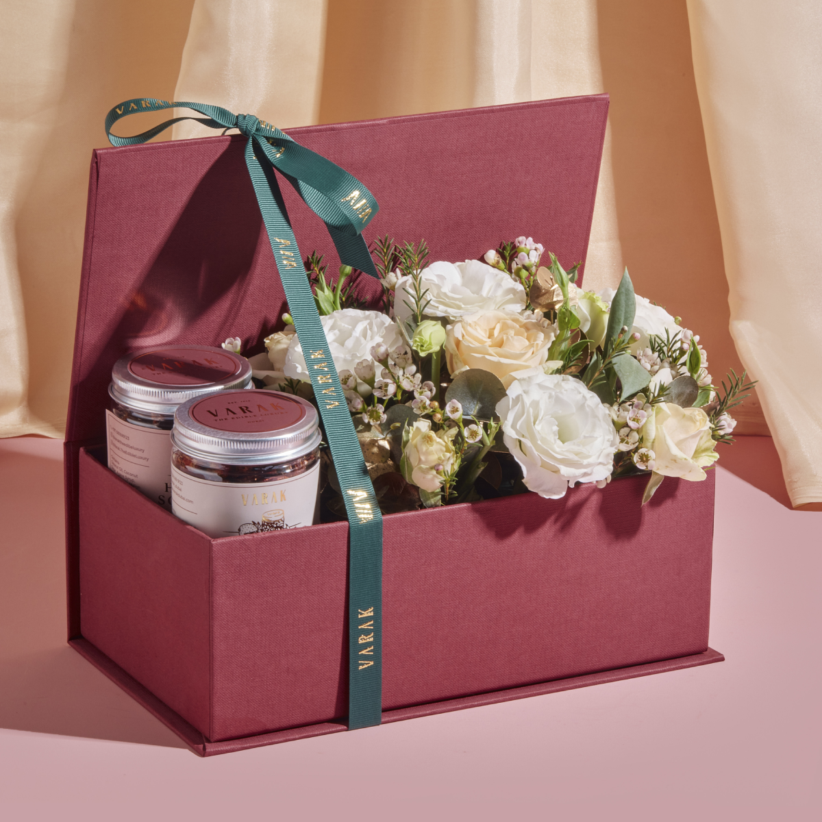 VARAK CLASSIC BOX WITH 2 JARS AND FRESH FLOWERS